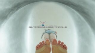 Giantess crushs tiny person for your entertainment