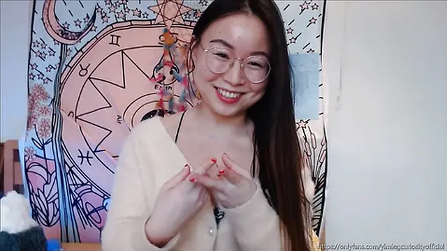 Yiming Curiosity 依鸣 - 2022 新年生活更新！应你们要求我说中文啦！- 中国留学生 美女网红主播